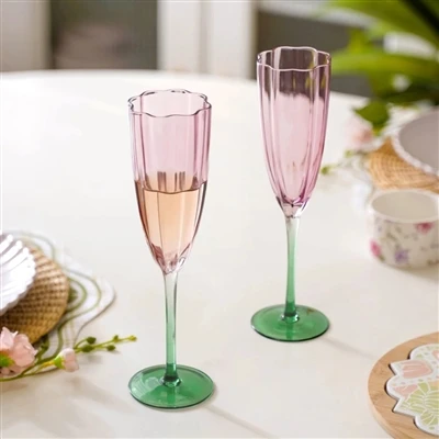 What are the advantages of using a tulip champagne flute?
